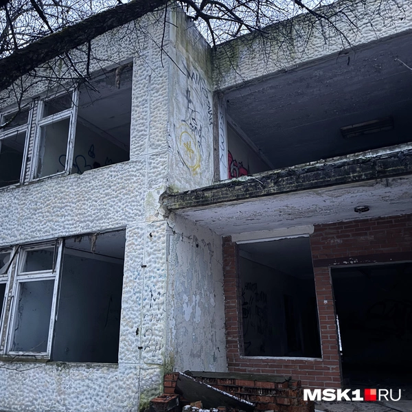 Двери отсутствуют, местами от окон только рамы | Источник: Алина Мельникова / MSK1.RU