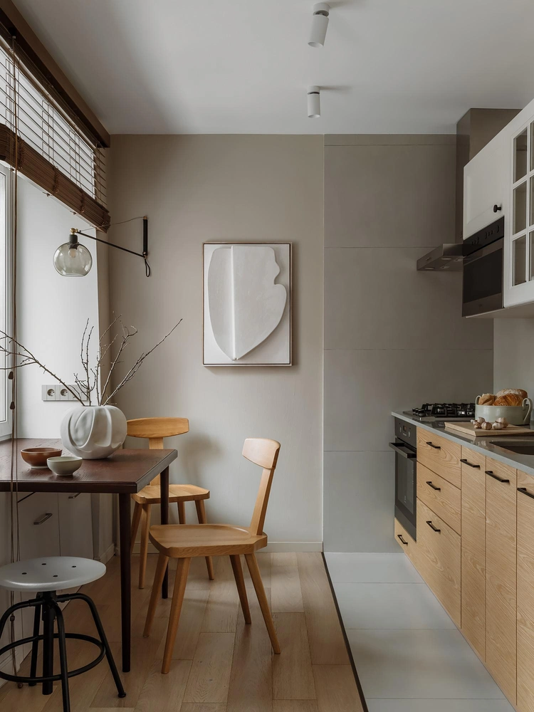 Стулья Labidy, La Redoute. Табурет «Куллаберг», ИКЕА. На стене — работа Марии Будущих, галерея Reloft Art. | Источник: Ольга Шангина. стиль: Анна Бобенко