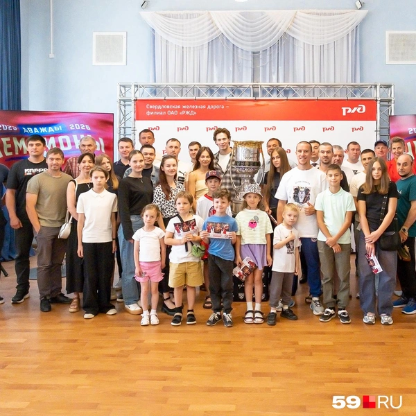 Общее фото: Никита Кирьянов, Кубок Гагарина и участники встречи | Источник: Василина Любимова / 59.RU