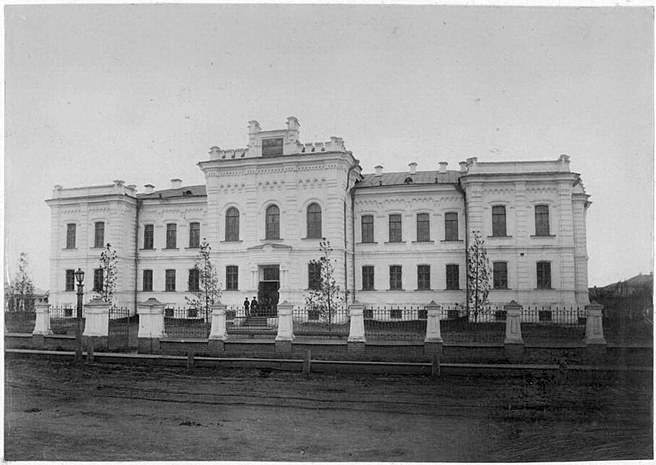 Здание училища в 1880-х годах. Изначально его фасад был белым | Источник: Николай Терехов / livejournal.com