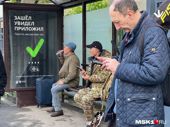 Некоторые будущие контрактники приезжают на Яблочкова сразу с вещами | Источник: Елена Халматова / MSK1.RU