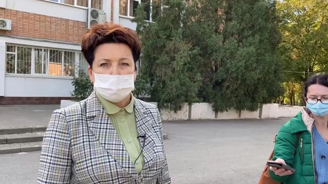 Елена Кожухова провела пресс-конференцию перед ГБ № 20 в день публикации новости и утверждала, что это фейк | Источник: 161.RU