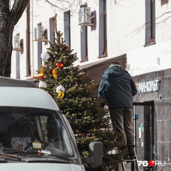 Рабочие также начали разбирать украшения на Кирова | Источник: Артем Бауман / 76.RU