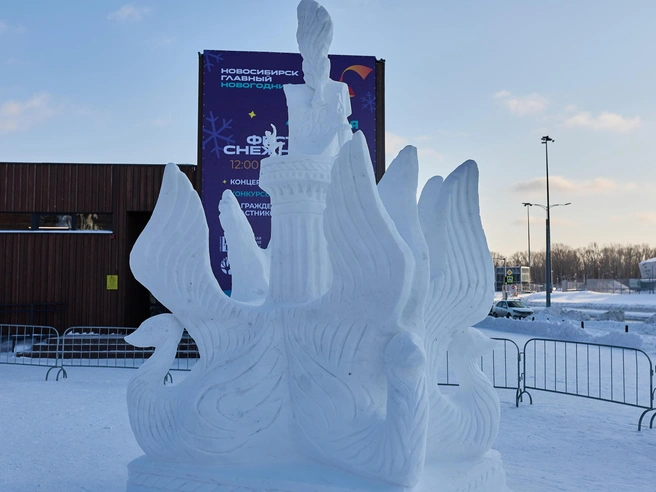 Команда «Эне-Сай» представила скульптуру «Лебединое озеро». | Источник: Александр Ощепко