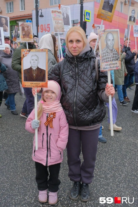 Анна с дочкой утеплились, но от участия в шествии не отказались | Источник: Тимофей Калмаков / 59.RU