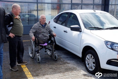 Двое амурчан с инвалидностью получили новые LADA Granta