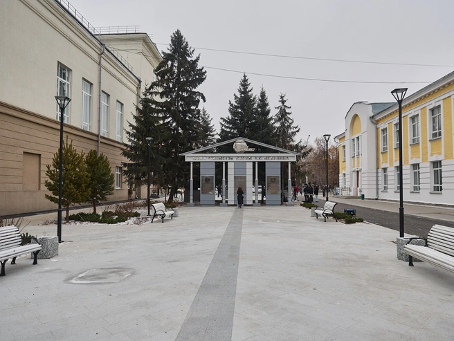 В ходе благоустройства заасфальтировали проезды и отремонтировали постамент памятника. | Источник: Александр Ощепков / NGS.RU