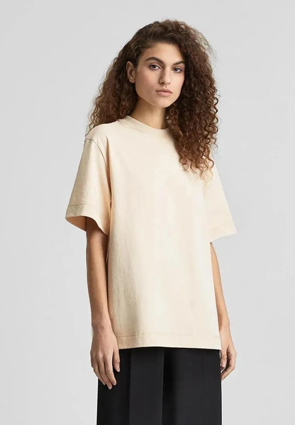 Лучшие базовые футболки, чтобы носить со свитерами, жакетами и рубашками