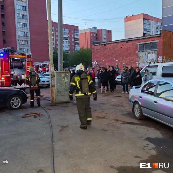 Жильцов дома разбудили и вывели на улицу | Источник: ИА Ночные Новости