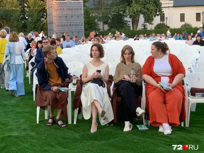Настоящую принцессу в молочном струящемся платье мы заприметили среди гостей | Источник: Полина Перепелица / 72.RU