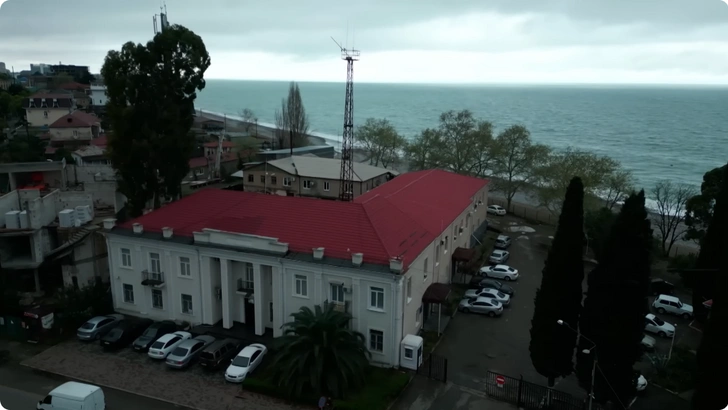 Кадр из сериала. Вид на дом № 60 по проспекту Ардзинба, где находится отдел милиции | Источник: YouTube