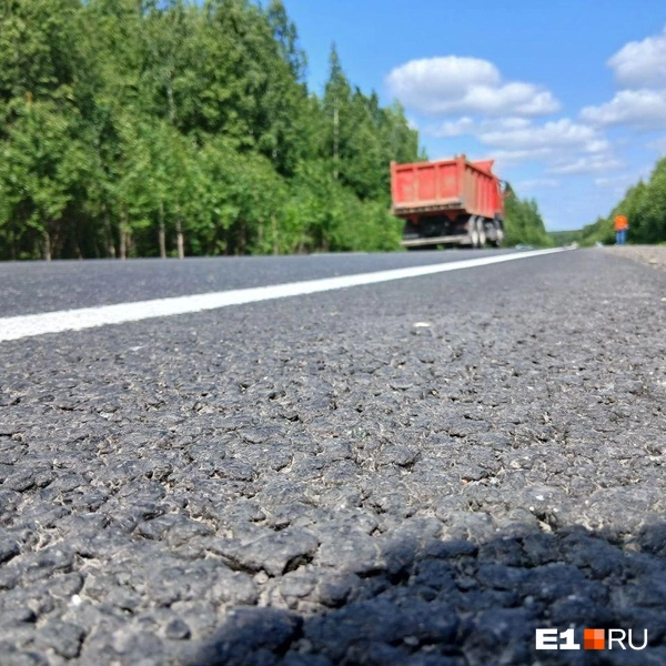 Роман Марьяненко / E1.RU | Источник: Асфальт должен прослужить не менее шести лет, несмотря на перепады температуры и огромную нагрузку
