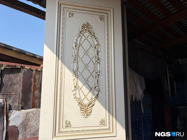 Цыгане очень любят роскошь. Тут повсюду можно увидеть яркие расписные двери и стулья | Источник: Настасья Медведева / NGS.RU