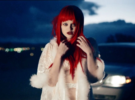 Клип дня: Скай Феррейра в образе ночной бабочки