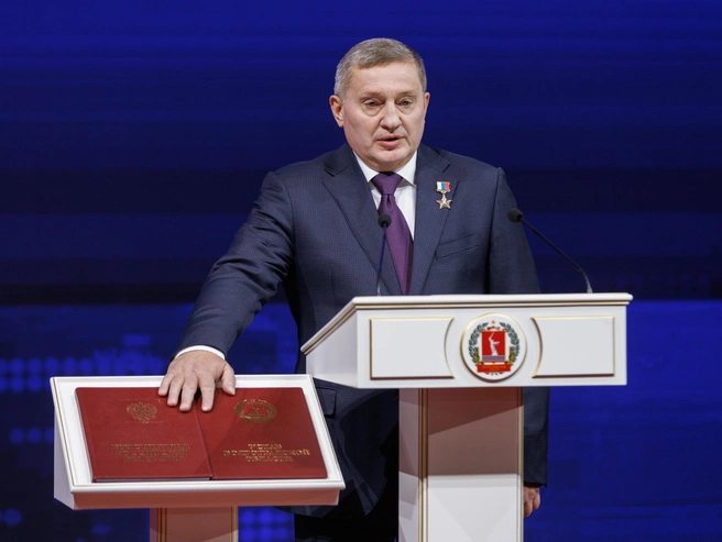 Губернатор Андрей Бочаров предоставил уточненные данные о последствиях атаки. | Источник: Алексей Волхонский / V1.RU