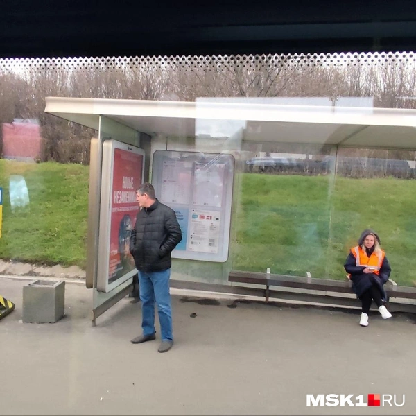 Остановка «Улица Исаковского», где высаживают пассажиров, едущих к метро «Мякинино» | Источник: Игорь Мещанев / MSK1.RU