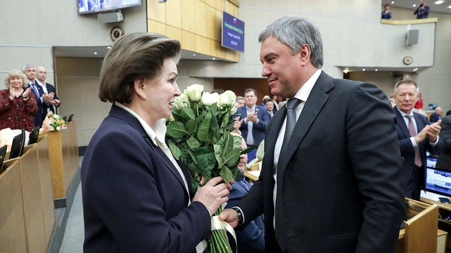 Председатель Госдумы Вячеслав Володин вручает Валентине Терешковой цветы в честь дня рождения | Источник: Duma.gov.ru