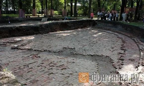 Работы продолжались два года, а археологи нашли под землей Менажерийный пруд и основания старых фонтанов | Источник: Валентин Илюшин / «Фонтанка.ру»