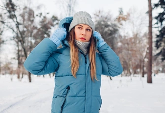 Россиянки в ужасе от фетиша на пуховики: что за мемы про «самонадутие» и чистку бассейна болоньевыми куртками