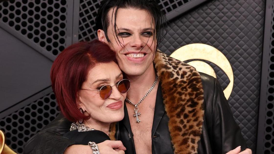 Слезы и жаркие объятия: Шэрон Осборн вышла в свет с новым &laquo;Принцем Тьмы&raquo;