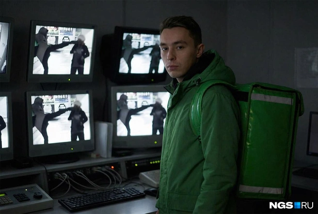 Задержать курьера удалось лишь через двое суток на вокзале | Источник: Дмитрий С. / profi.ru, АСТ-54 Black / t.me, Юрий Орлов / Городские медиа