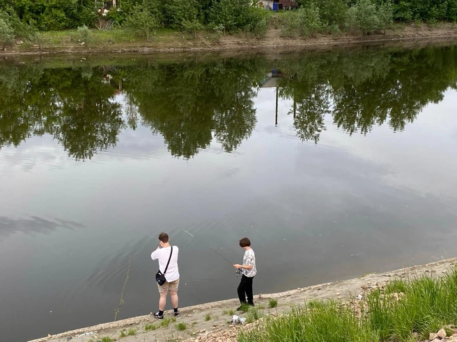 Люди спускаются к воде и рыбачат на Ковше | Источник: Ирина Господаренко / NGS22.RU