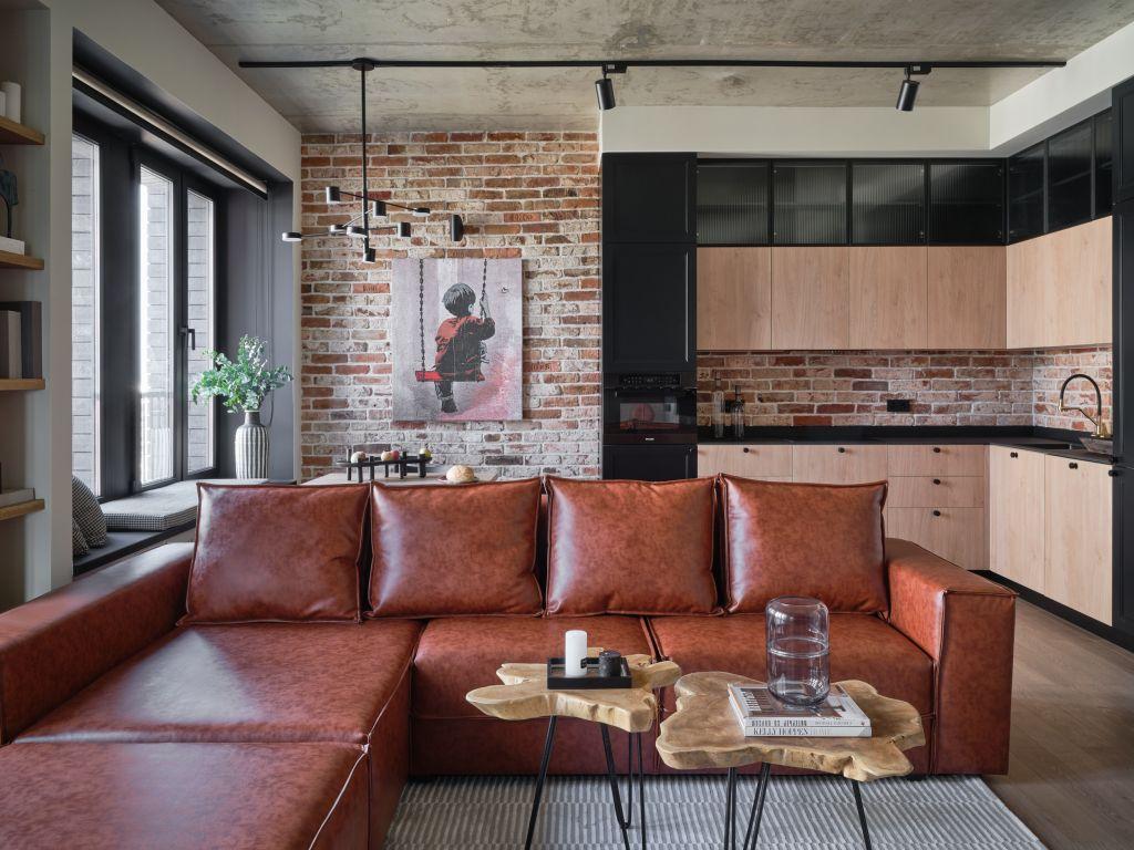 Кухня-гостиная. Кухня изготовлена на заказ. Диван, Presentformyroom. Журнальные столики, Loft Design. Рулонные шторы, Spacy. | Источник: Ник Руденко