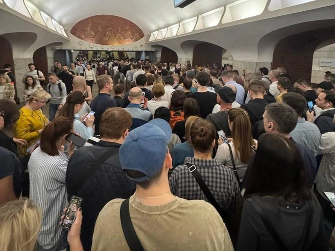 Показываем, что происходит в метро во время восьмибалльных пробок в Москве | Источник: melondee / Послушано метро Москвы / T.me