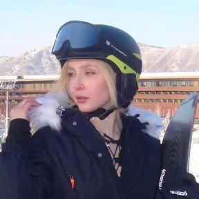 Пневмоторакс, одышка, ИВЛ: последние дни 23-летней блогера Карины Штерн, которая не успела попрощаться с мамой