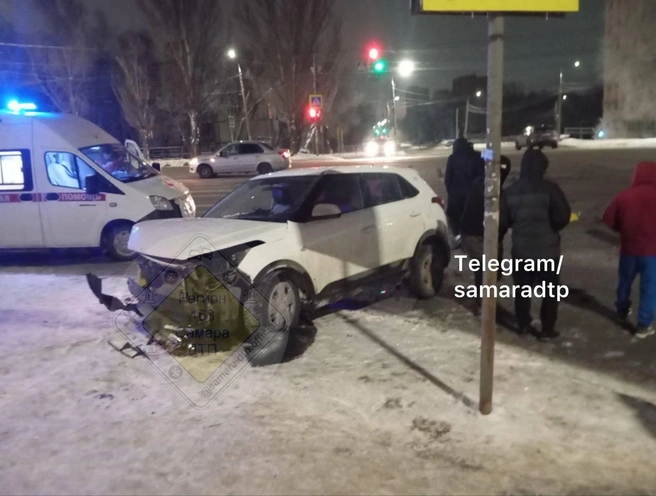 Кроссовер выбросило на тротуар | Источник: Самара ДТП / T.me