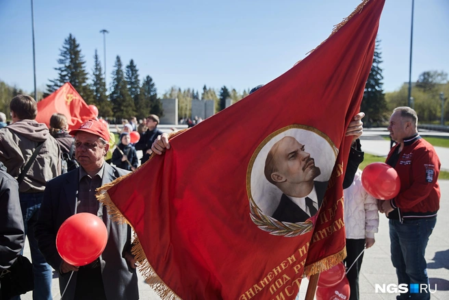 Первомай в этом году прошел на монументе Славы | Источник: Александр Ощепков / NGS.RU