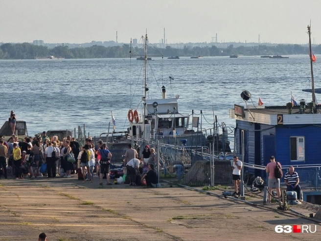 Этим горожанам повезло — они точно уедут, ведь стоят в начале очереди | Источник: Роман Данилкин / 63.RU