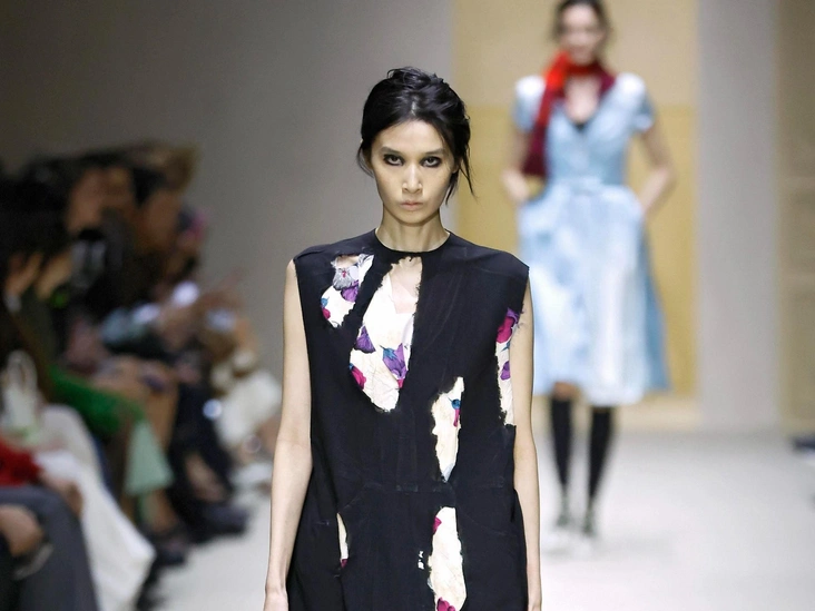 Первый (второй, третий и четвертый) выход Беллы Хадид на шоу Prada Первый (второй, третий и четвертый) выход Беллы Хадид на шоу Prada