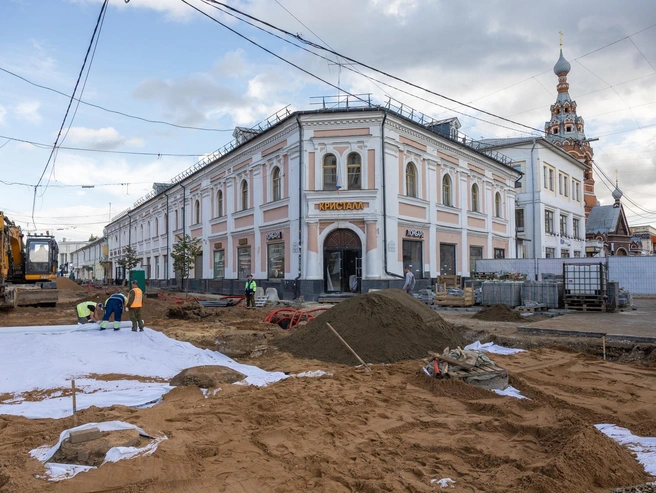 За ограждением — участок уже обновленного депутатского переулка | Источник: Александр Куренной / 76.RU