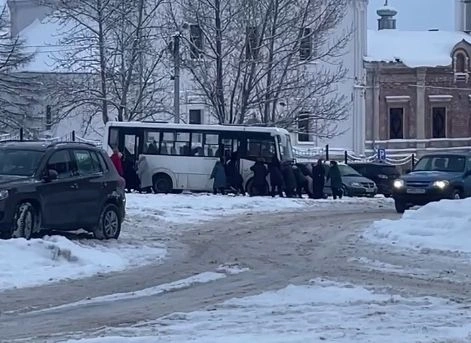 В Касимове туристам пришлось толкать застрявший в снегу автобус | ya62.ru