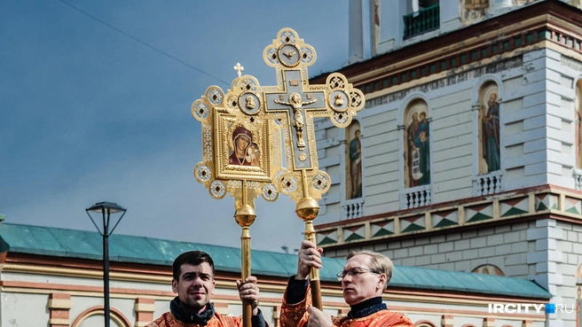 Сбор участников крестного хода по традиции состоялся у Богоявленского собора | Источник: Кирилл Фалеев / «ИрСити»