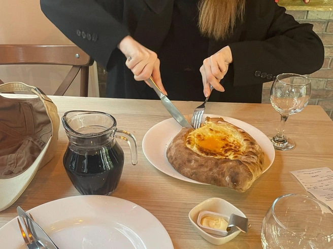 Традиционное блюдо грузин — хачапури | Источник: Вера Кузнецова