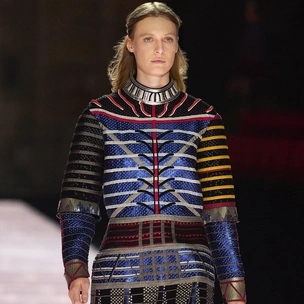 Весь мир — театр, и Николя Жескьер одел его в вещи Louis Vuitton Cruise 2026
