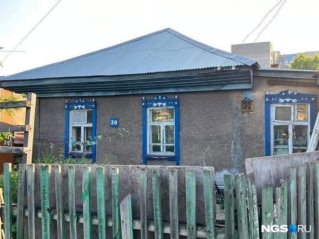 Дом выглядит не очень красивым, но ситуацию спасают наличники | Источник: Настасья Медведева / NGS.RU