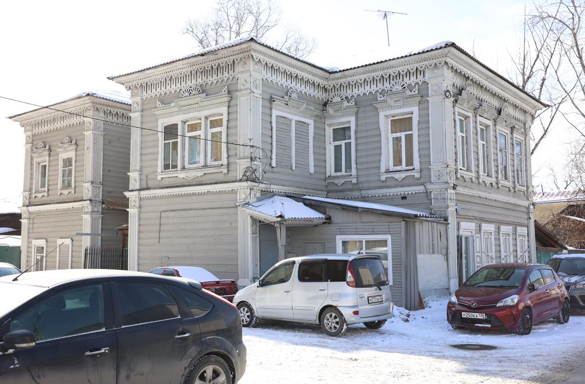 Чуть дальше&nbsp;— еще один доходный дом, который принадлежал известному в Иркутске китаеведу Рассохину. В нем мы тоже были | Источник: Ксения Филимонова / «ИрСити»