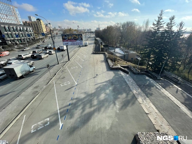 Как парковка будет выглядеть зимой, сейчас представить сложно | Источник: Александр Ощепков / NGS.RU