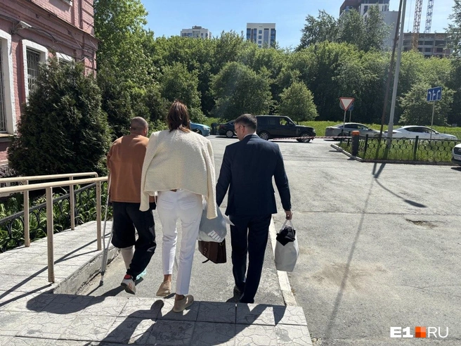 Сергей Красуцкий в сопровождении супруги и адвоката покидал Верх-Исетский суд | Источник: Сергей Бодров / E1.RU
