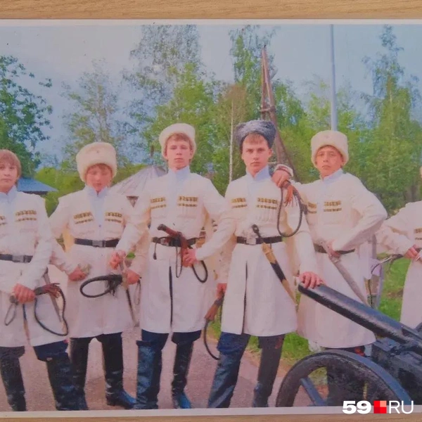 Воспитанники приюта на выступлении в казачьих костюмах | Источник: Личный архив Бориса Кицко