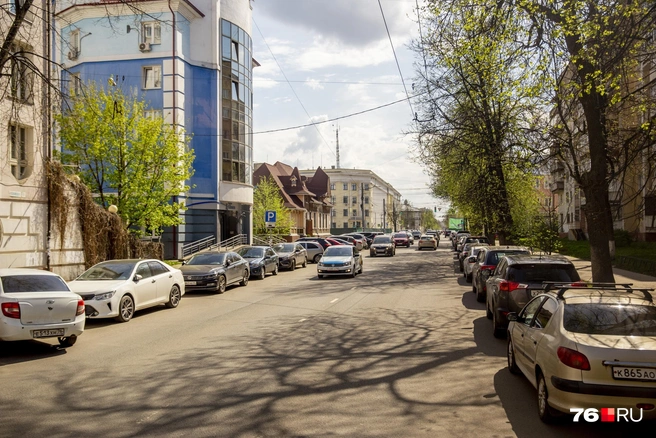 Далеко не везде отремонтированная два года назад улица Республиканская такая ровная | Источник: Александра Савельева