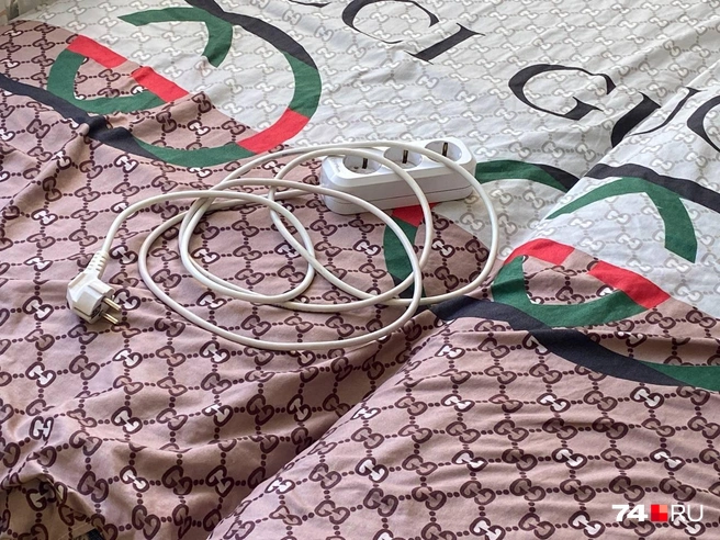 Удлинитель, к которому Данил подключал телефон, по-прежнему рабочий  | Источник: Ольга Козлова 