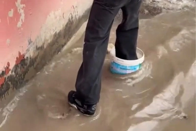 Жители Волгограда надели ведра вместо обуви из-за луж