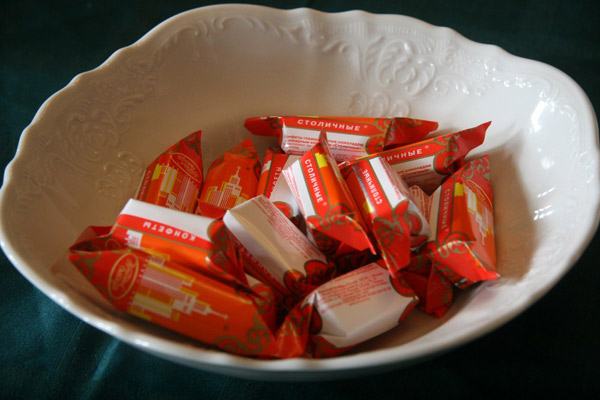 Все гости могли попробовать любимые конфеты Гурченко