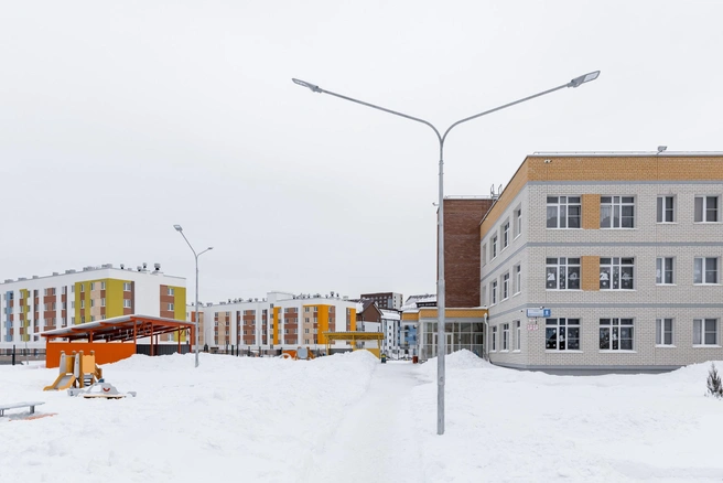 В районе есть свой новый детский сад, а также школа, парк, тропа здоровья и озеро | Источник: «Группа ЛСР»