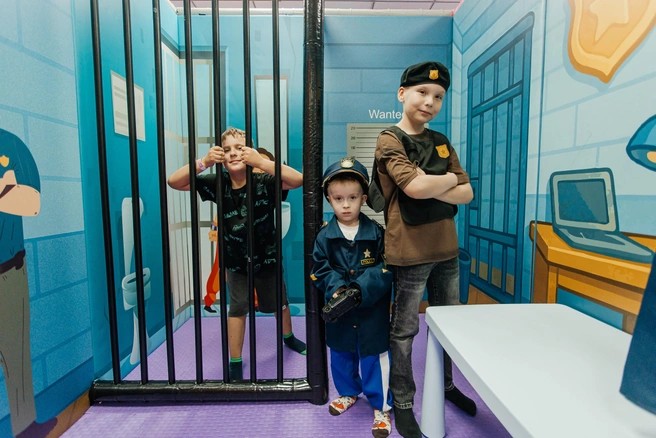 Мальчишки сразу же заняли полицейский участок и стали играть в форме | Источник: Ксения Зимина
