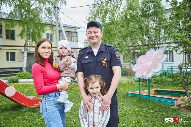 Идеальная картинка омрачается только одним: хотелось бы, чтобы папа поменьше работал и почаще бывал дома, признается женская половина семьи | Источник: Роман Данилкин / 63.RU